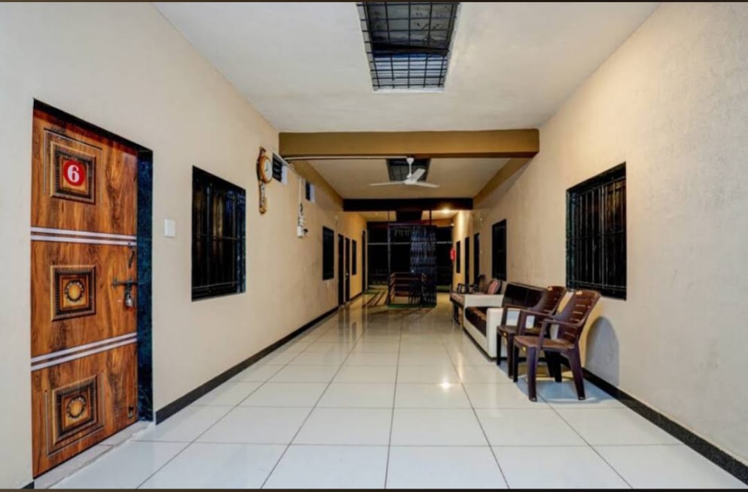 SPOT ON 77081 Hotel Rj